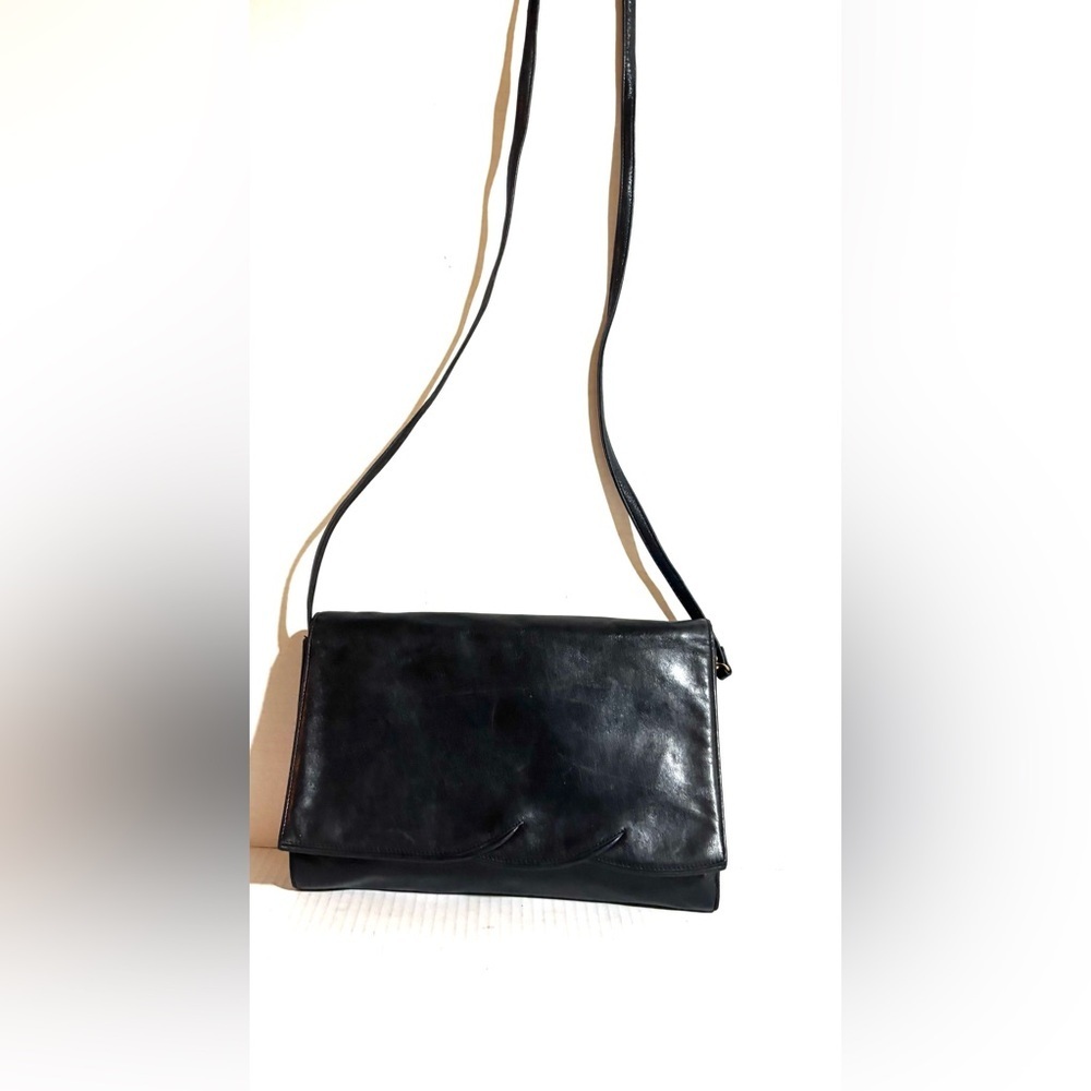 Salvatore Ferragamo Vintage Elegant Black Leather Shoulder Bag